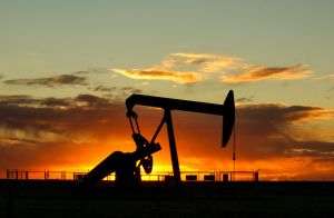 CNBC: Preţul petrolului scade cu peste 2%, iar traderii evaluează riscurile referitoare la aprovizionarea din Arabia Saudită